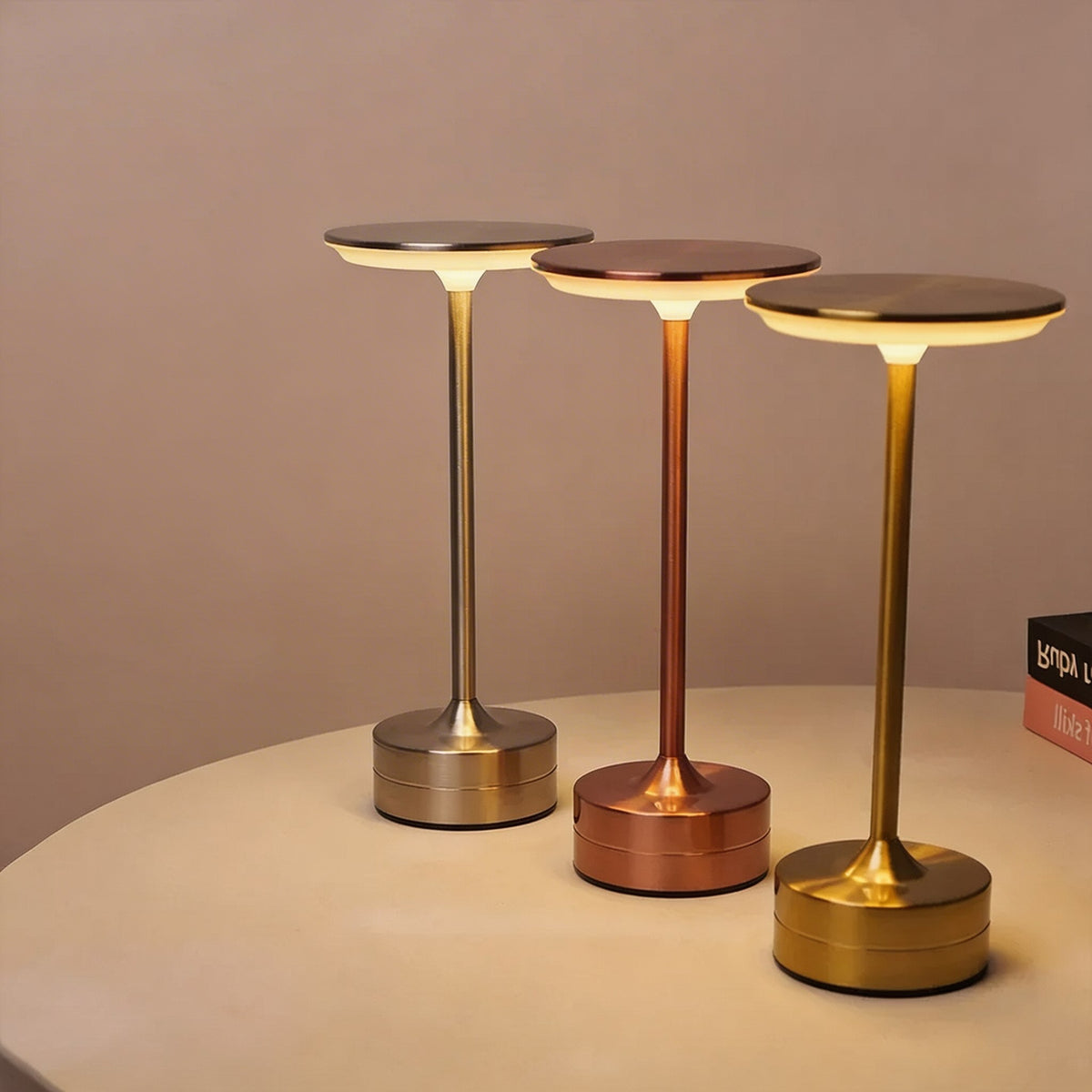 Modern LED-skrivbordslampa — bärbar med touchkontroller, metall- och akrylskärm, USB-uppladdningsbar, tre ljuslägen, sladdlös