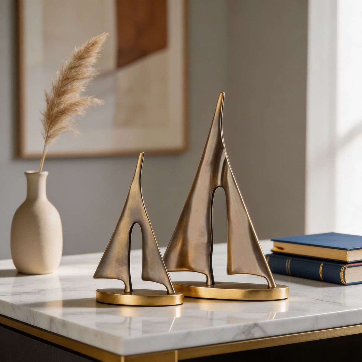 Scultura moderna a forma di barca a vela in rame — Finitura dorata, altezza 7.9 in