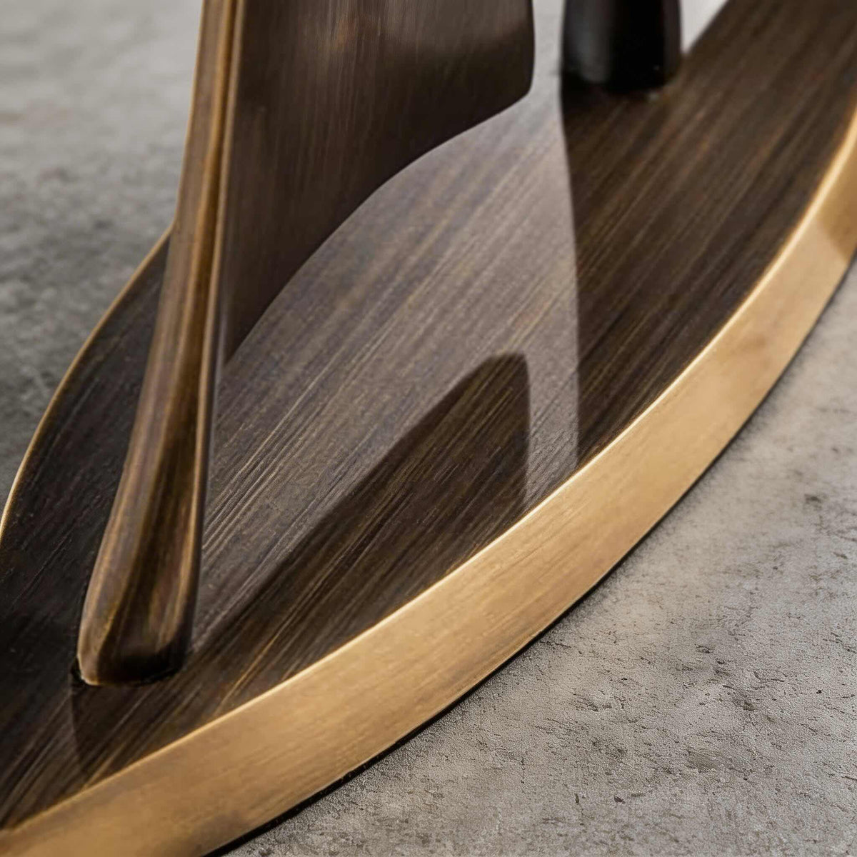 Scultura moderna a forma di barca a vela in rame — Finitura dorata, altezza 7.9 in