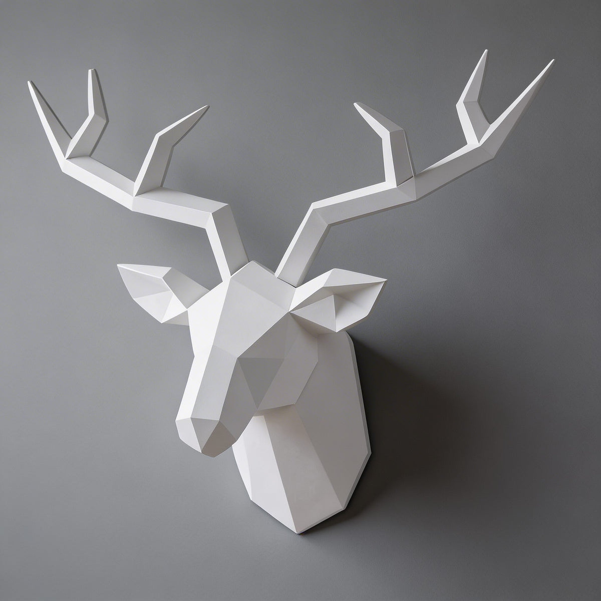 Scultura moderna a forma di testa di alce — resina massiccia, montaggio con asola, 13.4x11 pollici