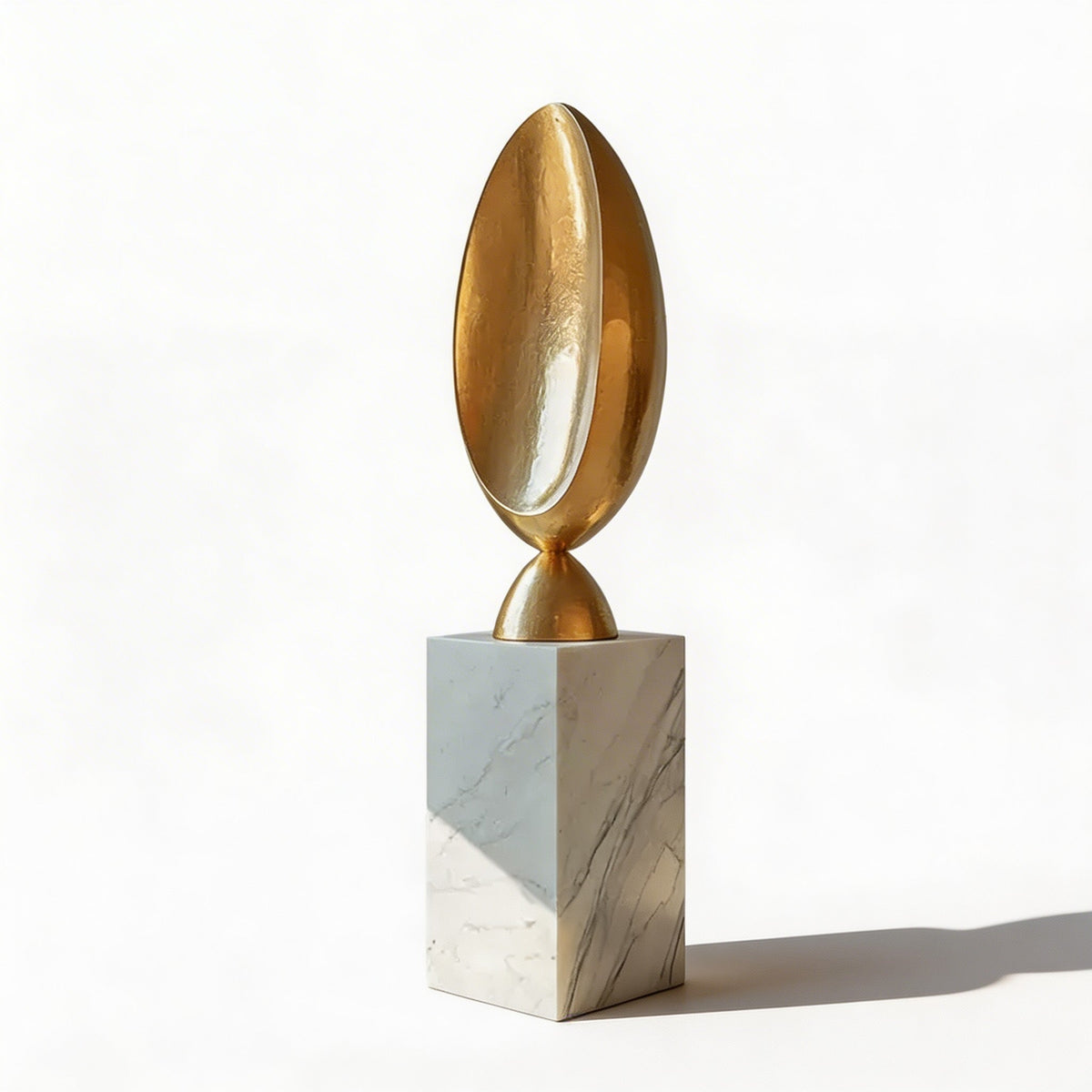 Scultura astratta geometrica in resina — elemento d'arte moderno e minimalista
