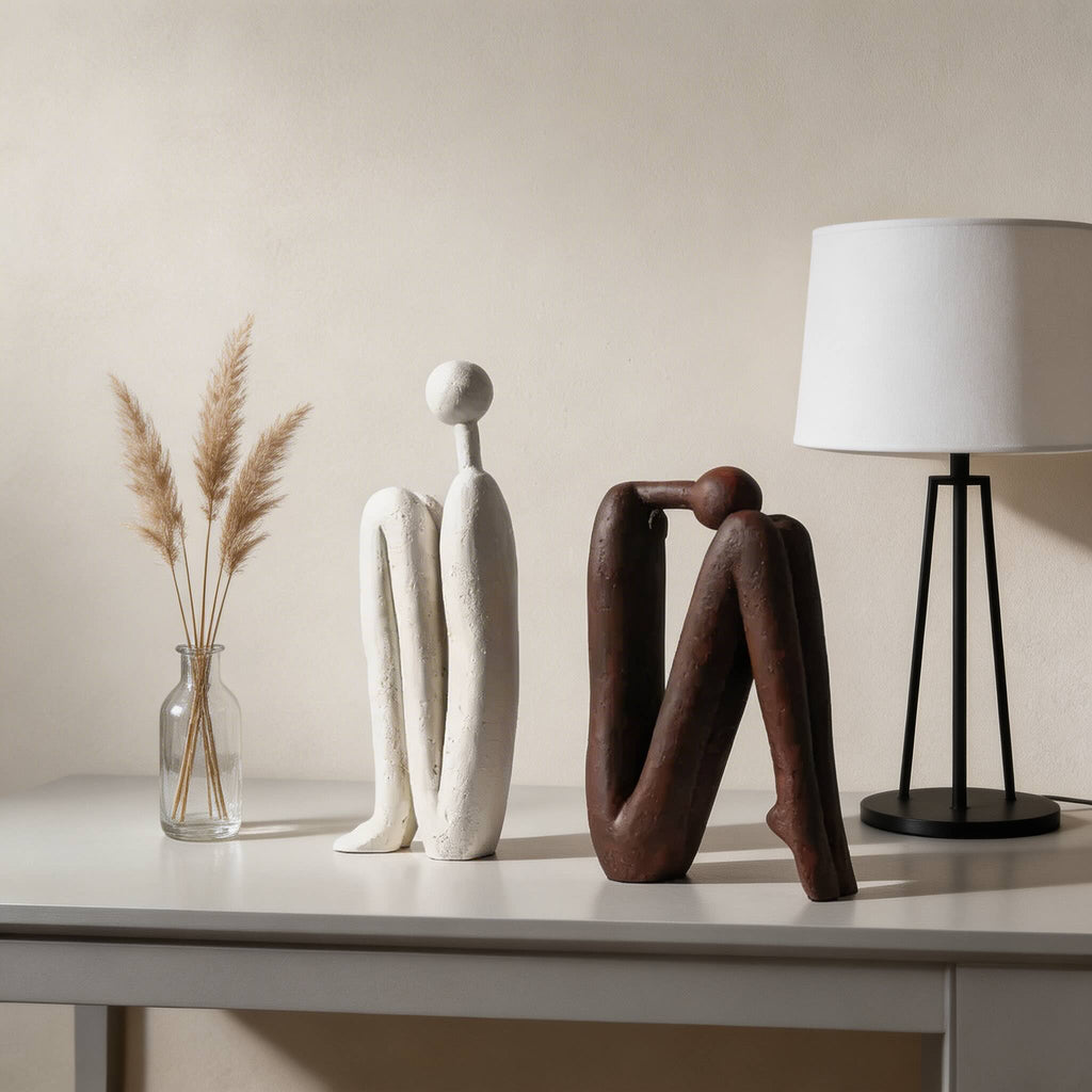 Figurine moderne en résine représentant des bonshommes allumettes de dessin animé — design géométrique minimaliste