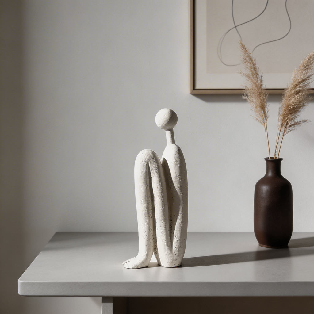 Figurine moderne en résine représentant des bonshommes allumettes de dessin animé — design géométrique minimaliste