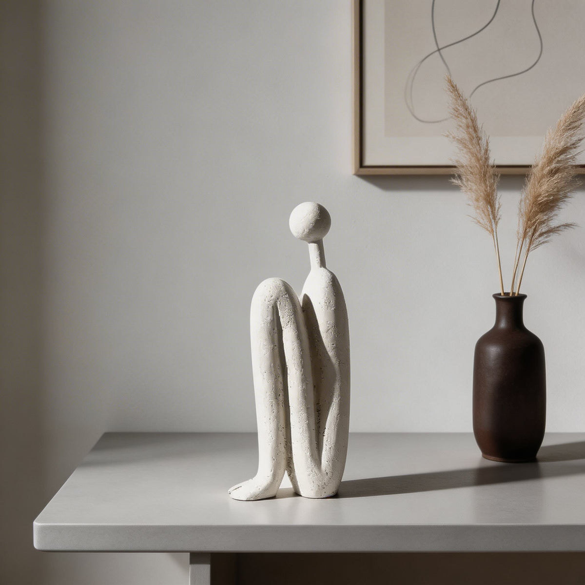Figurine moderne en résine représentant des bonshommes allumettes de dessin animé — design géométrique minimaliste