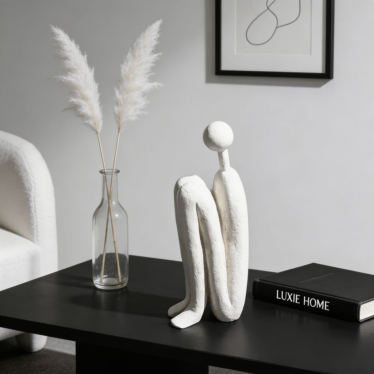 Figurine moderne en résine représentant des bonshommes allumettes de dessin animé — design géométrique minimaliste