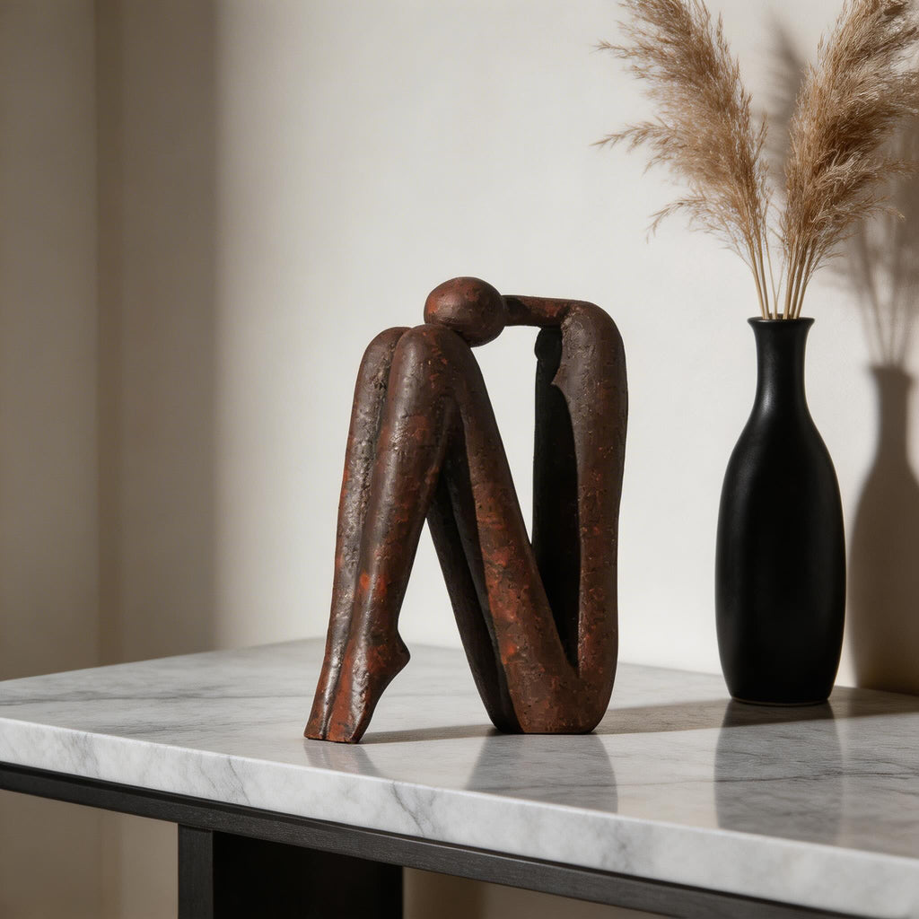 Figurine moderne en résine représentant des bonshommes allumettes de dessin animé — design géométrique minimaliste