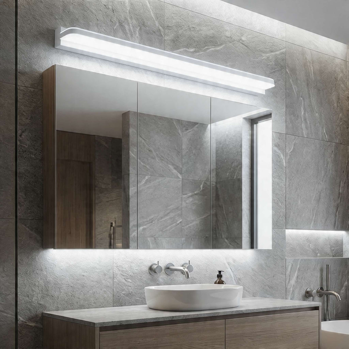Moderne veggmontert LED-speillampe — pyntelist i polert jern, stemningsfull glød, balansert belysning oppover og nedover