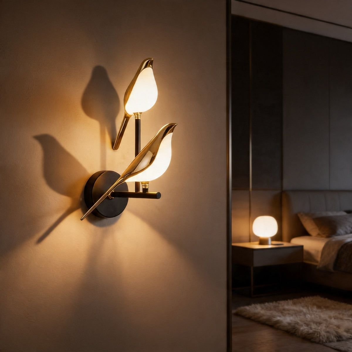 Nordisk LED-vägglampa — dimbart väggfäste, stomme i järn, glasskärm