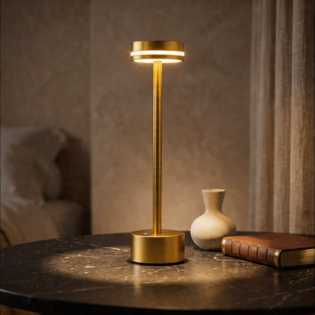 مصباح طاولة LED حديث من الألومنيوم — لاسلكي قابل لإعادة الشحن عبر USB، تحكم باللمس مع إمكانية التعتيم، قاعدة موزونة