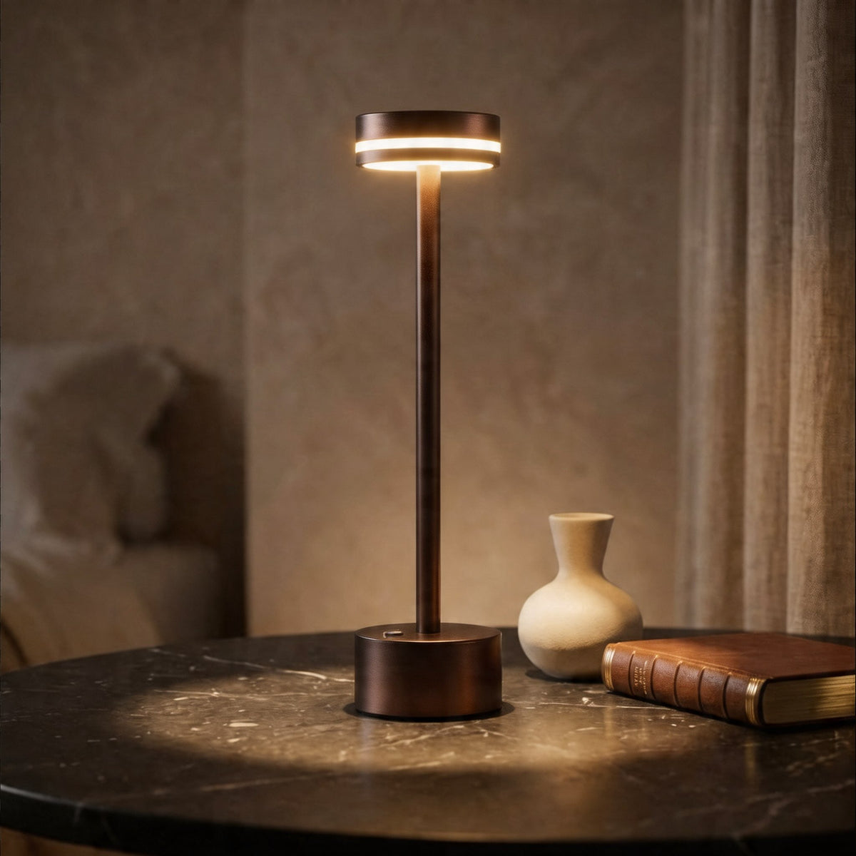 مصباح طاولة LED حديث من الألومنيوم — لاسلكي قابل لإعادة الشحن عبر USB، تحكم باللمس مع إمكانية التعتيم، قاعدة موزونة