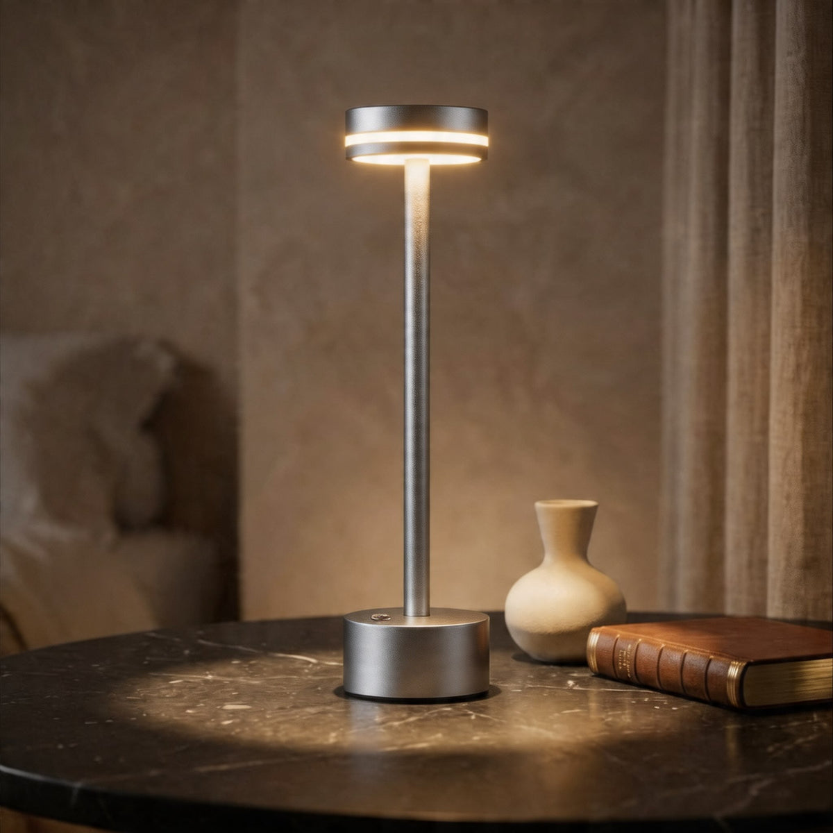 مصباح طاولة LED حديث من الألومنيوم — لاسلكي قابل لإعادة الشحن عبر USB، تحكم باللمس مع إمكانية التعتيم، قاعدة موزونة