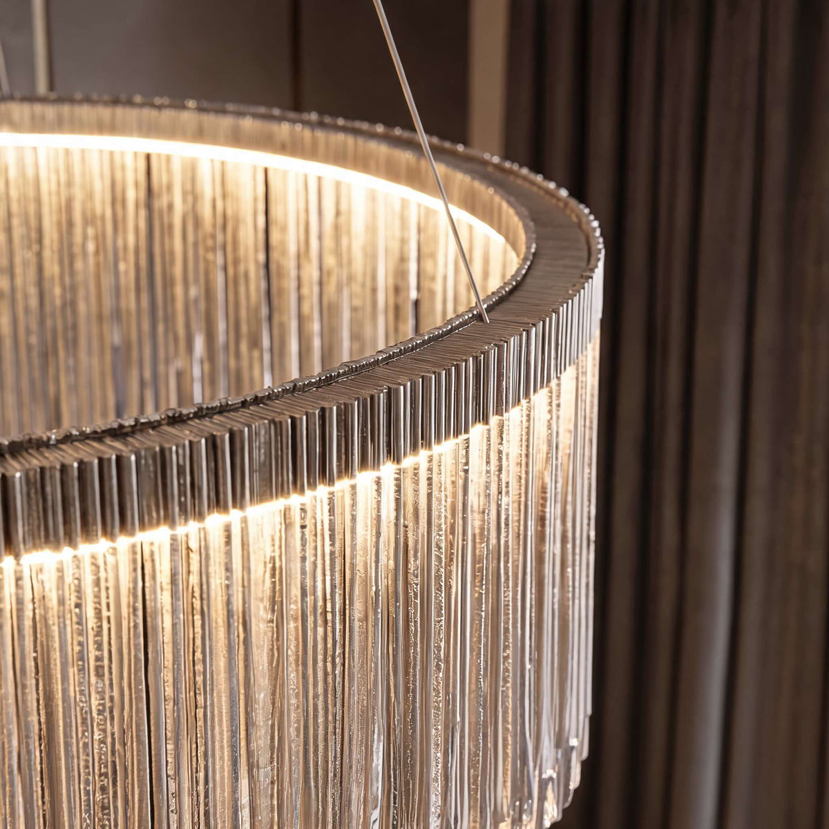 Regulowana wisząca aluminiowa lampa LED w formie żyrandola — nowoczesny liniowy profil