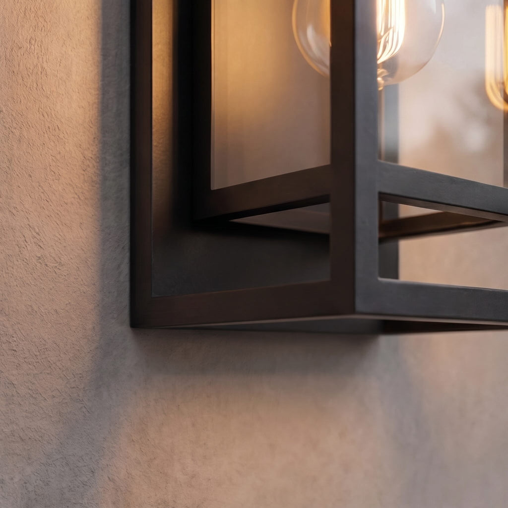 Modern utomhusvägglampa – svart aluminiumram, vädertålig skärm i härdat glas