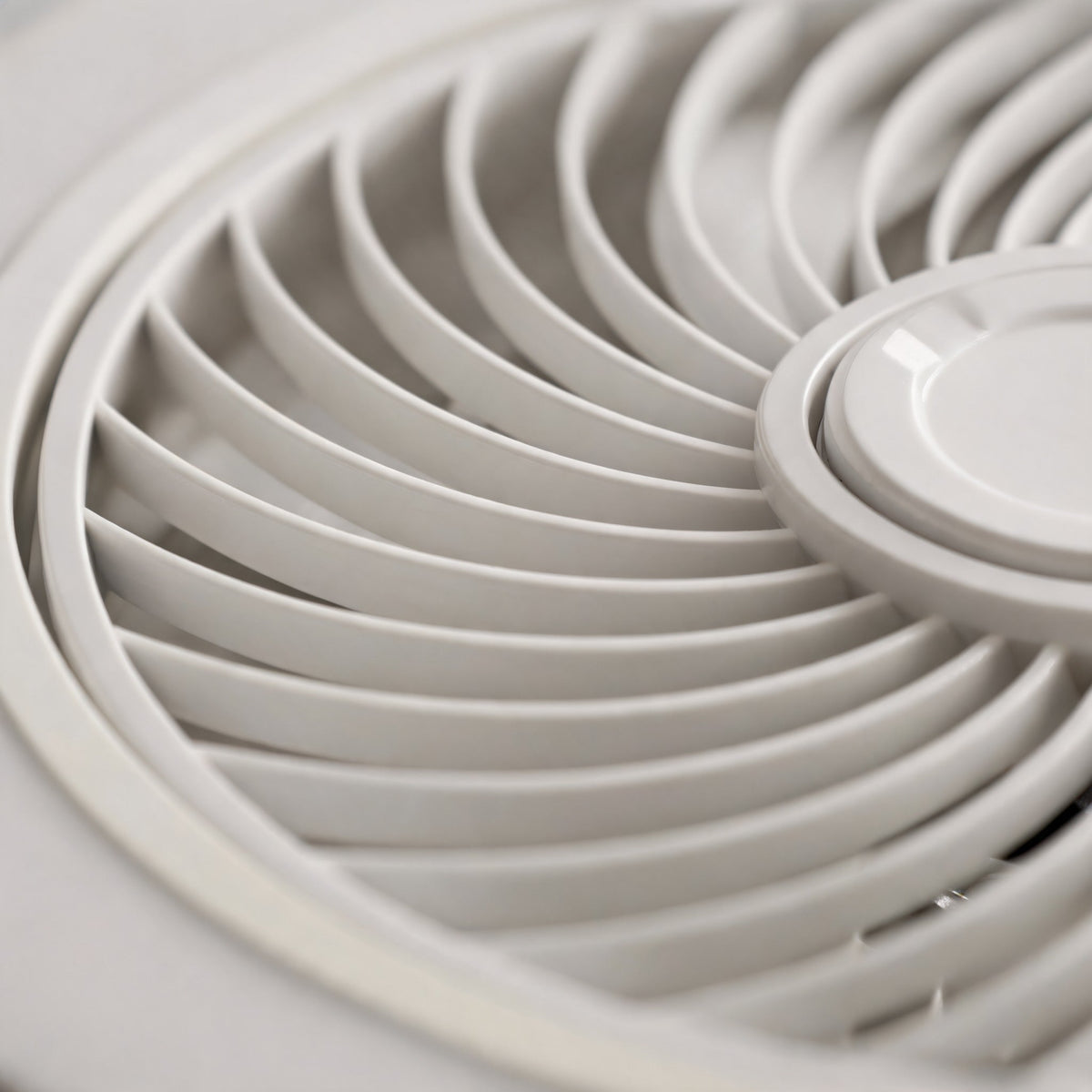Moderní bezlopatkový stropní ventilátor — železný rám pro přisazenou montáž, integrovaná LED světla, stmívatelný, nastavitelná teplota chromatičnosti