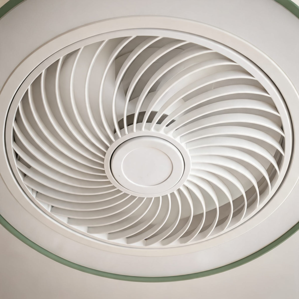Moderní bezlopatkový stropní ventilátor — železný rám pro přisazenou montáž, integrovaná LED světla, stmívatelný, nastavitelná teplota chromatičnosti
