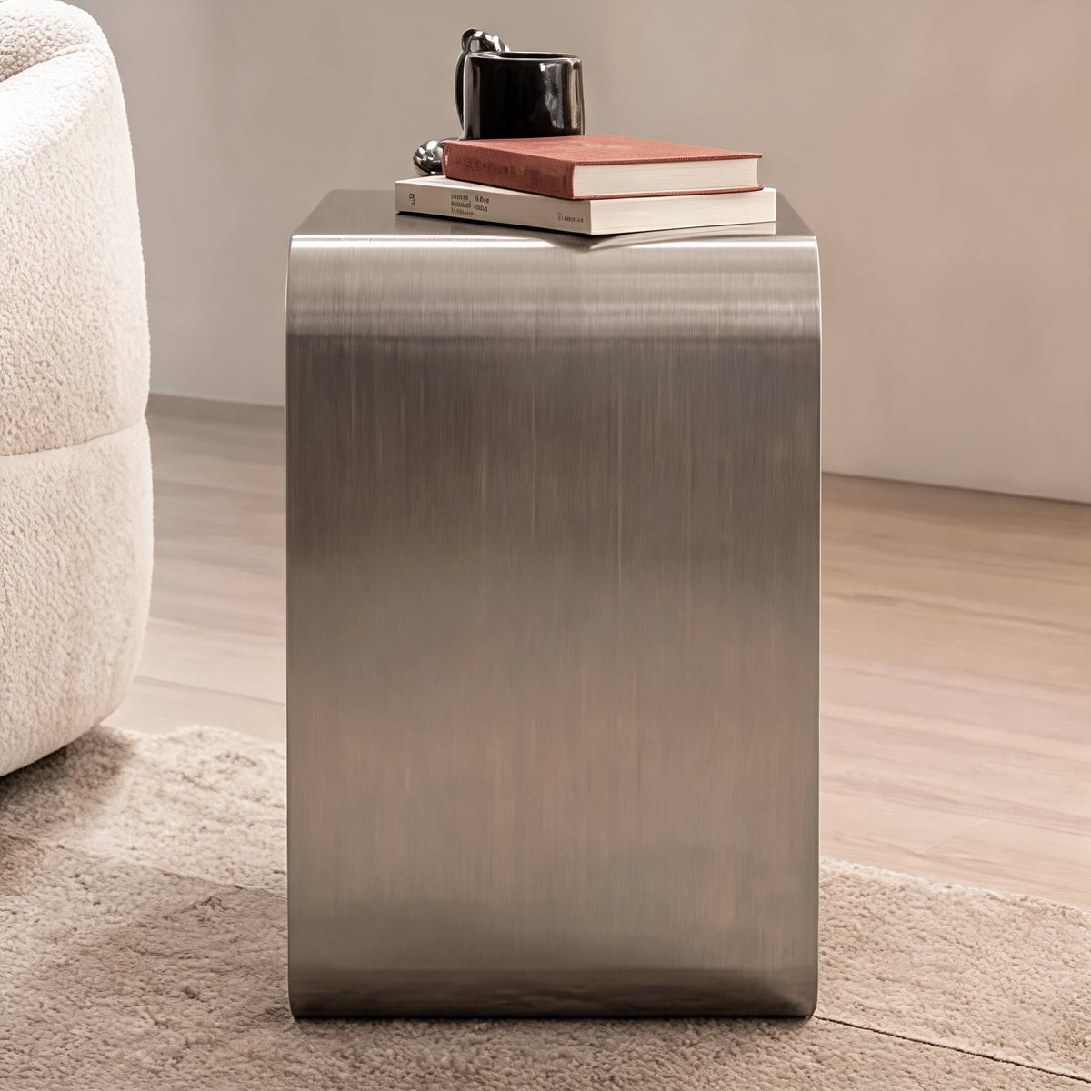 Tavolino laterale moderno e minimalista in acciaio inossidabile — design compatto con finitura a specchio lucida