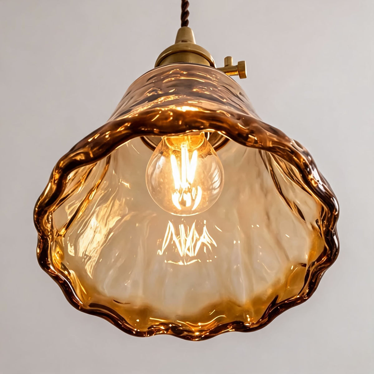 Lampada a sospensione vintage in ottone — Cavo regolabile, paralume in vetro ambrato