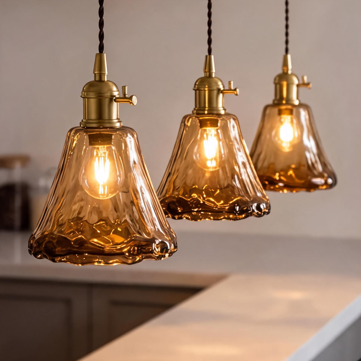 Lampada a sospensione vintage in ottone — Cavo regolabile, paralume in vetro ambrato