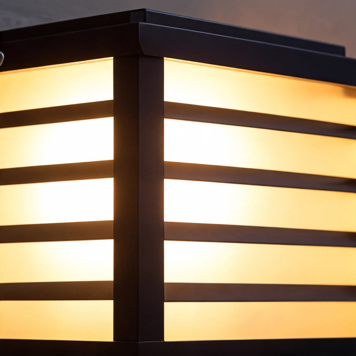 Lampă modernă de perete solară pentru exterior — carcasă din aluminiu turnat sub presiune, bec LED alb cald, abajur din sticlă