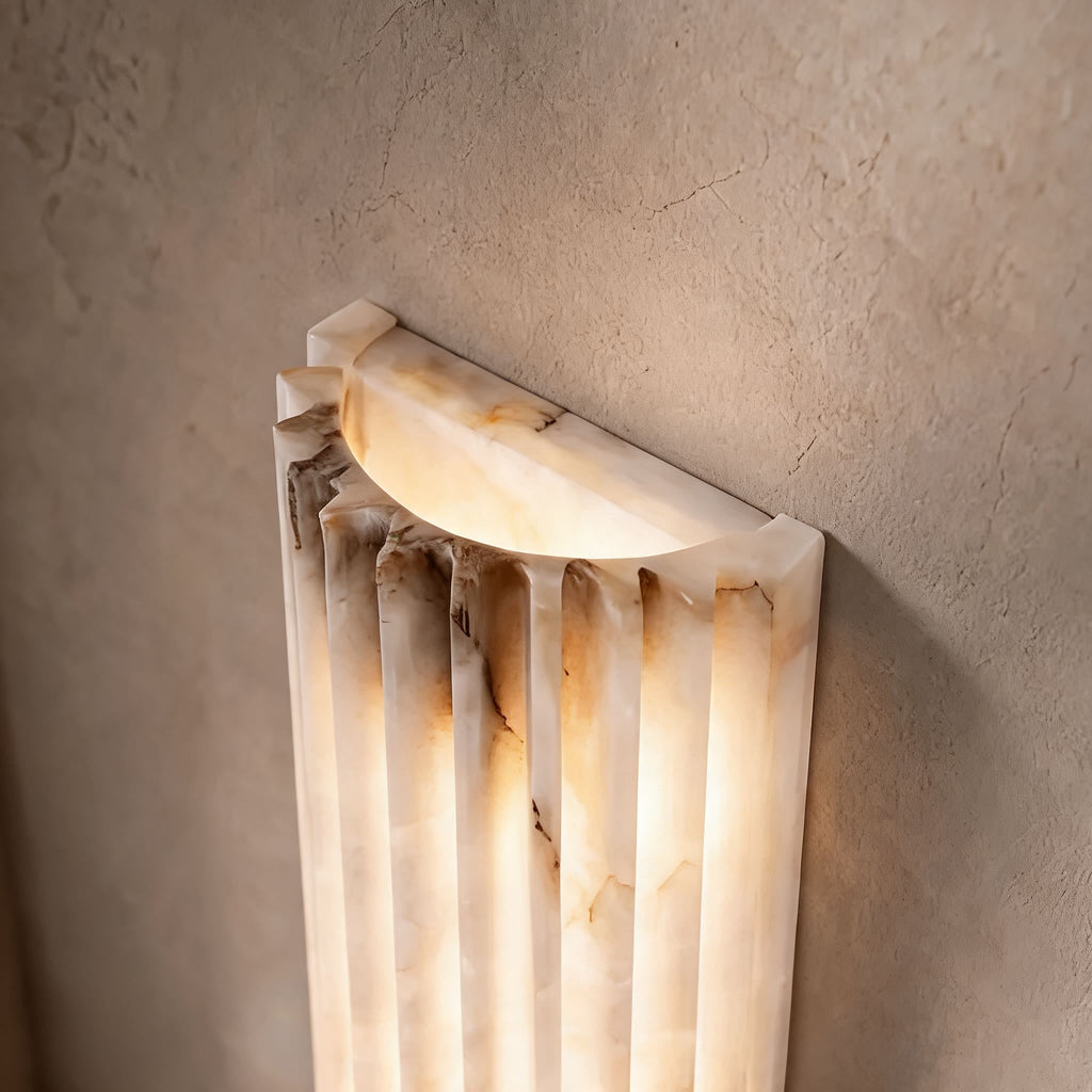 Modern LED-vägglampa i alabaster — fast anslutning, väggmonterad ram, mjukt diffust sken