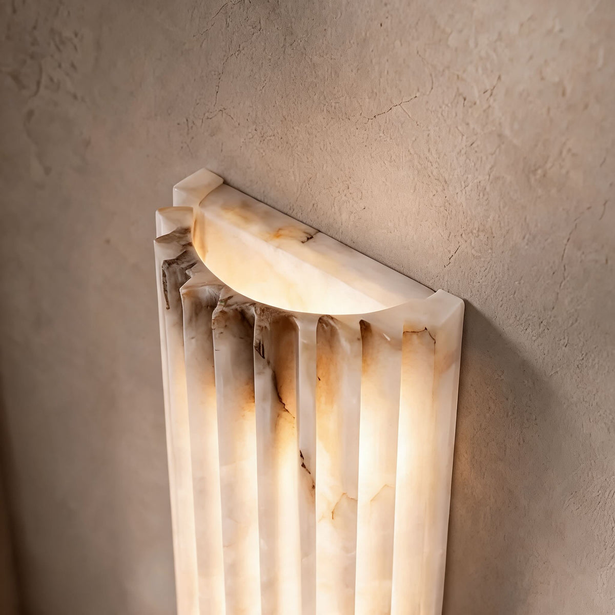 Modern LED-vägglampa i alabaster — fast anslutning, väggmonterad ram, mjukt diffust sken