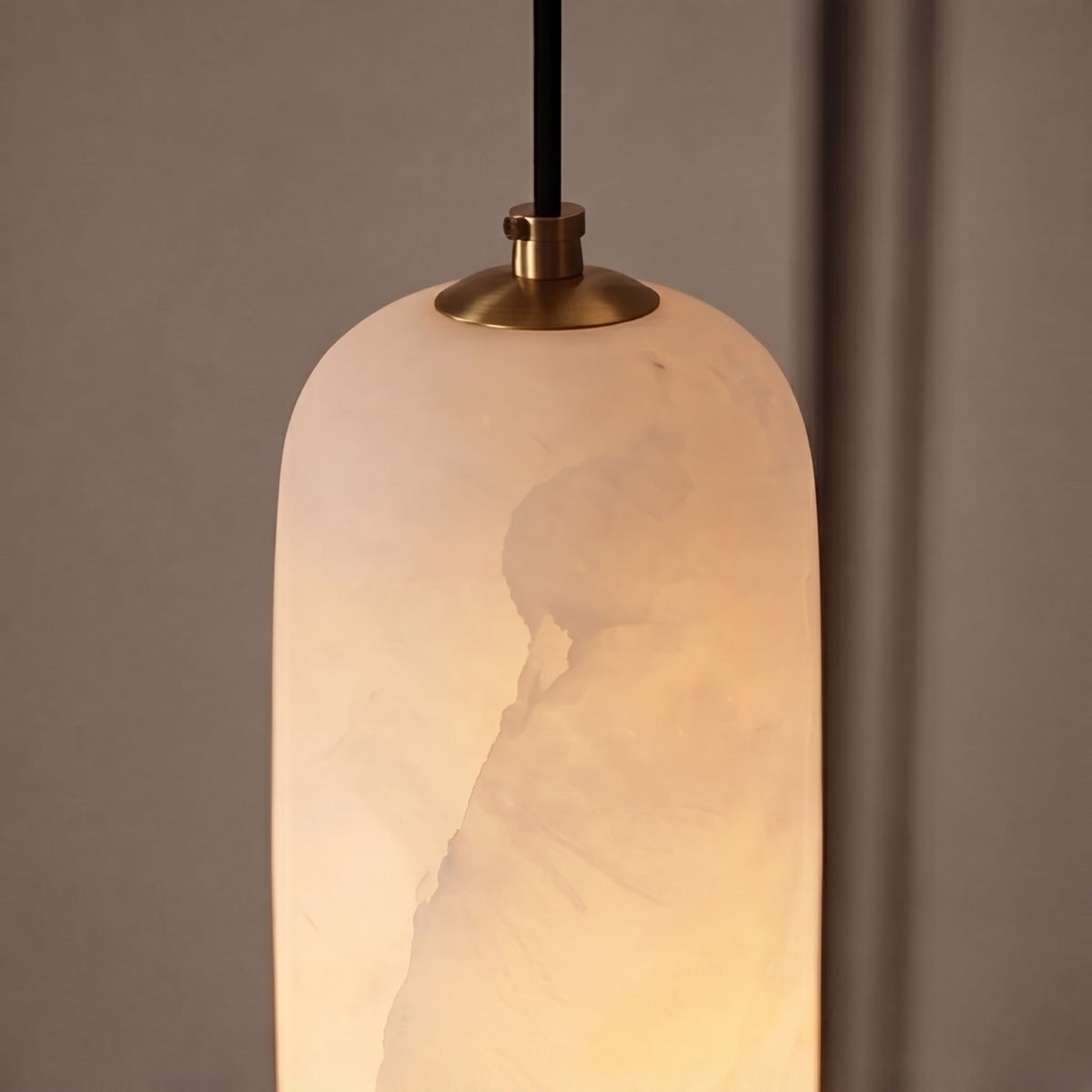Moderne LED-pendel — alabasterlampeskærm, børstet kobber, minimalistisk stil