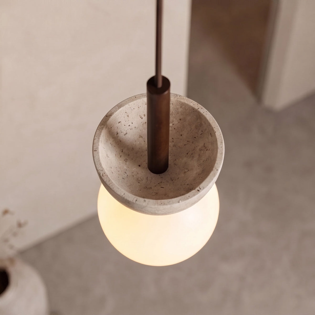 Nordisk kompakt LED-pendellampa — krämfärgad travertinfinish
