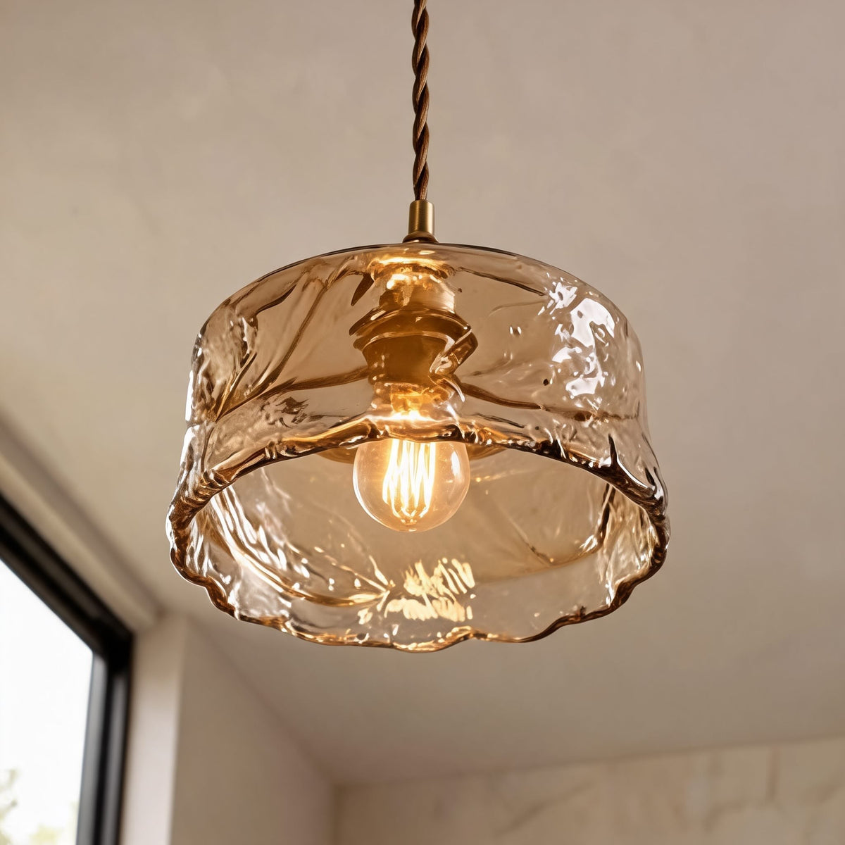 Justerbar vintage-pendellampe i messing — ravfarvet glasskærm
