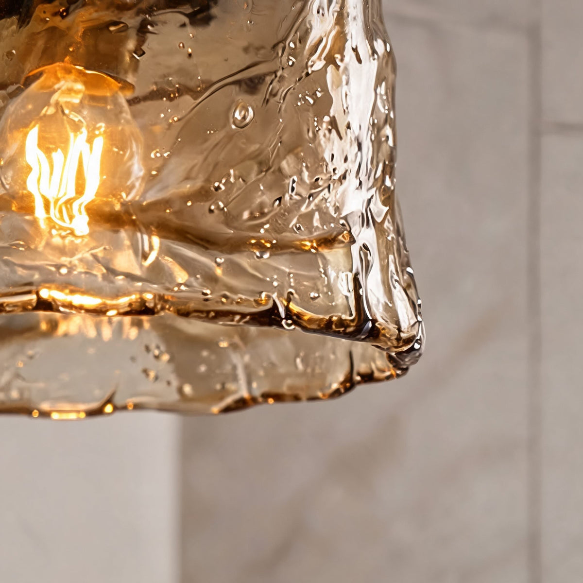 Justerbar vintage-pendellampe i messing — ravfarvet glasskærm