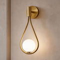 Modern justerbar vägglampa i mässing — väggmonterad LED-armatur, glasskärm