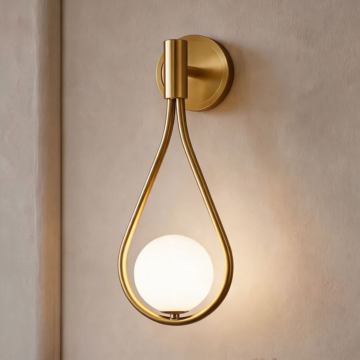 Modern justerbar vägglampa i mässing — väggmonterad LED-armatur, glasskärm