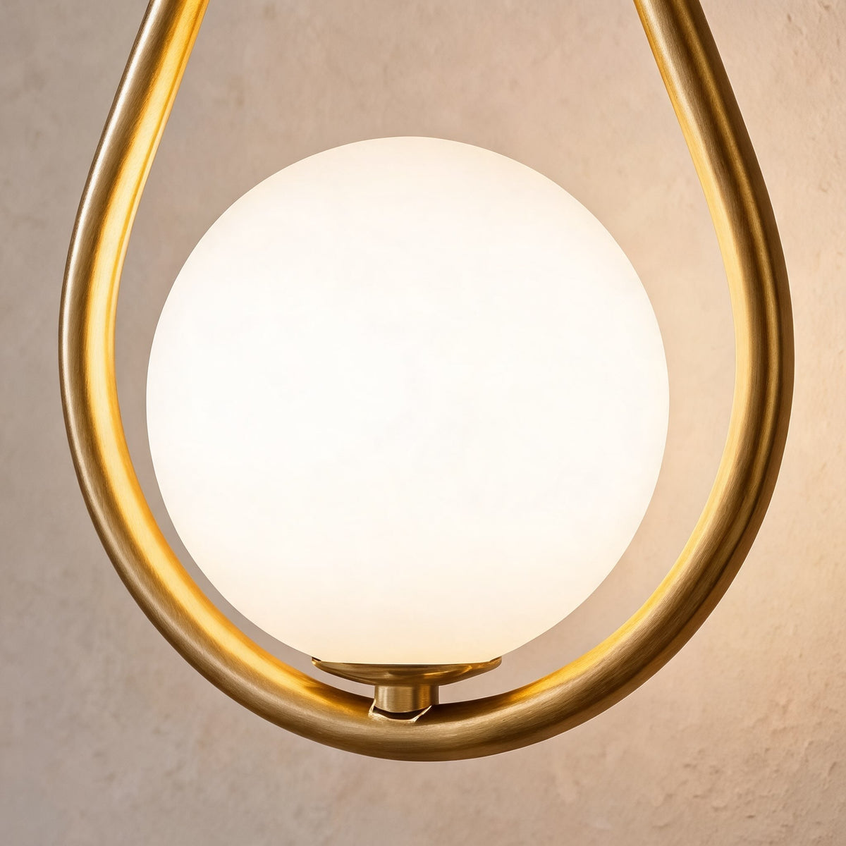 Modern justerbar vägglampa i mässing — väggmonterad LED-armatur, glasskärm