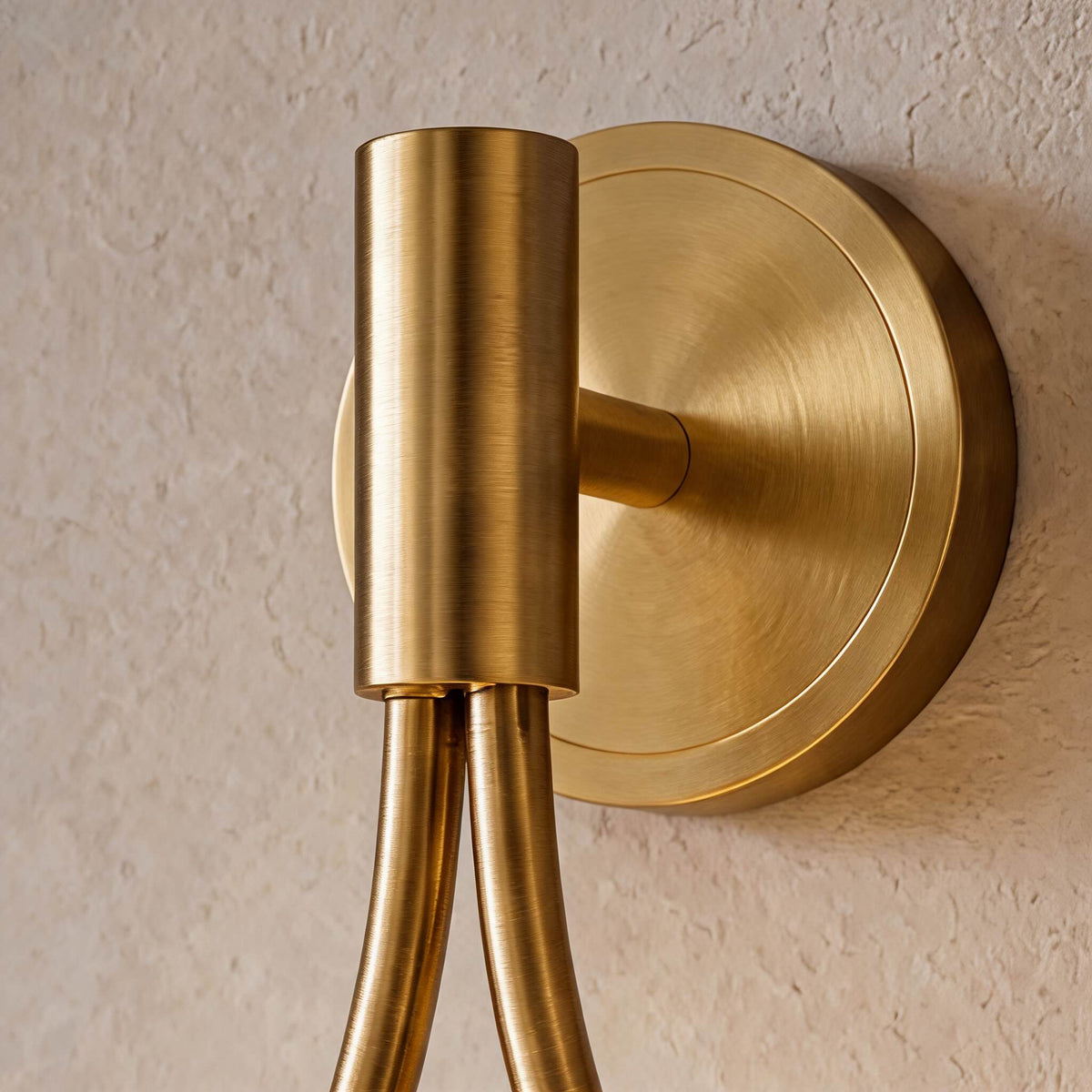 Modern justerbar vägglampa i mässing — väggmonterad LED-armatur, glasskärm