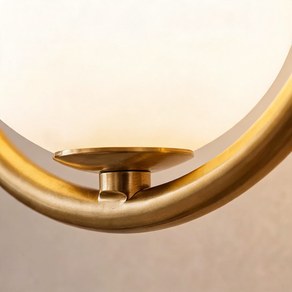 Modern justerbar vägglampa i mässing — väggmonterad LED-armatur, glasskärm