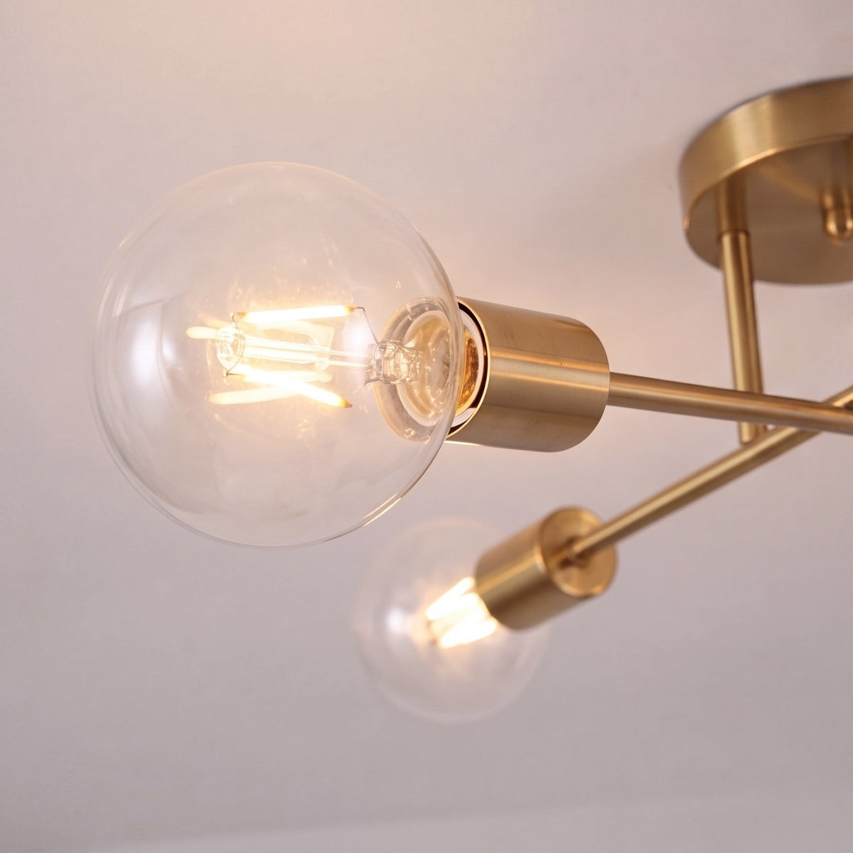 Moderne geometrisk loftlampe i metal — LED med 6 pærer, diameter på 28 Inch, krydsede arme og kugleformede skærme