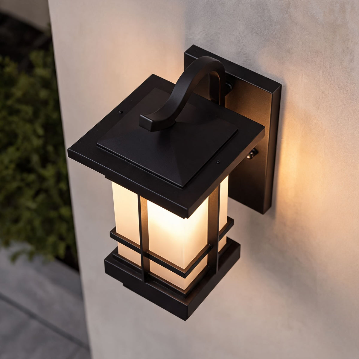 Felinar modern de exterior — suport reglabil, LED din aluminiu și sticlă mată, impermeabil IP65