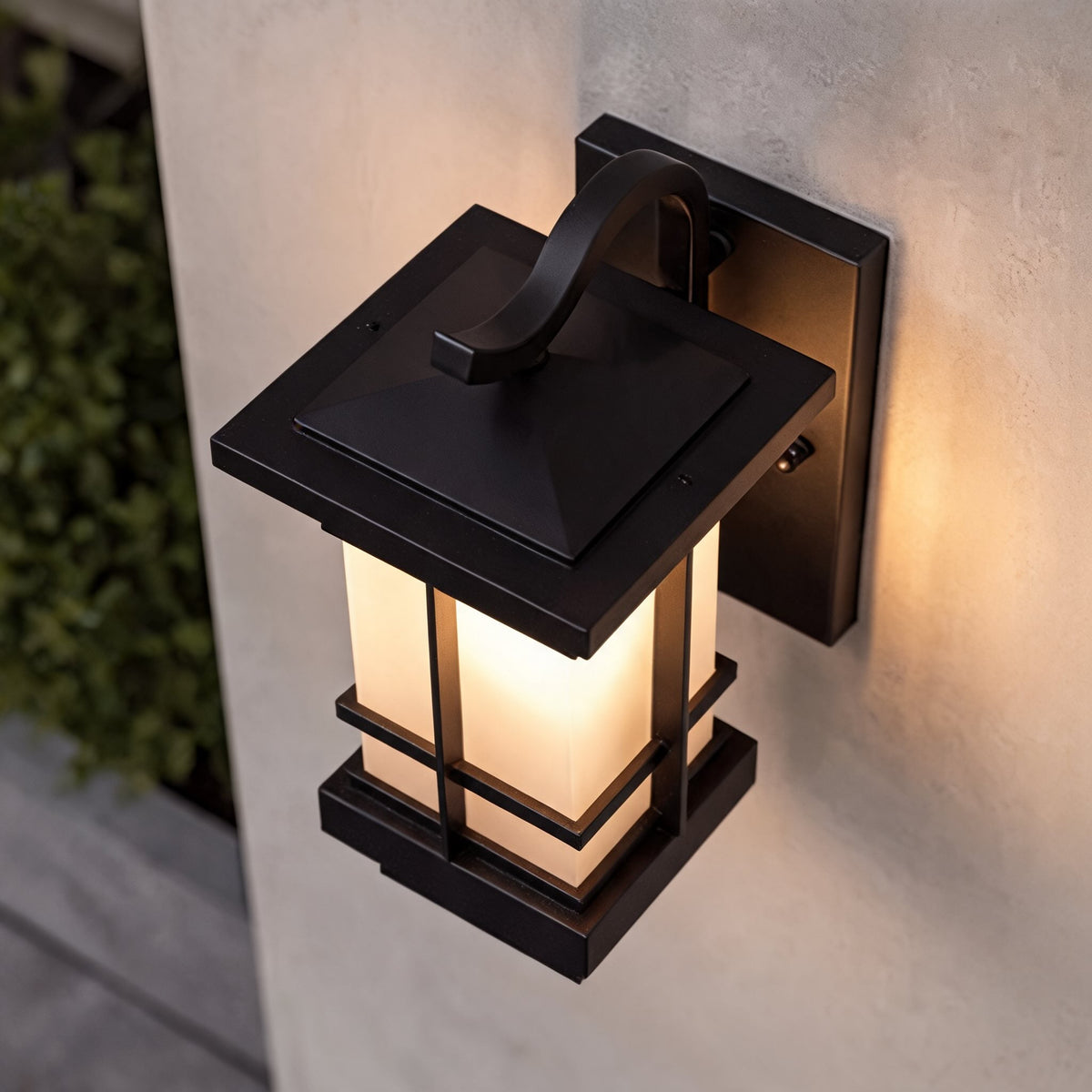 Felinar modern de exterior — suport reglabil, LED din aluminiu și sticlă mată, impermeabil IP65