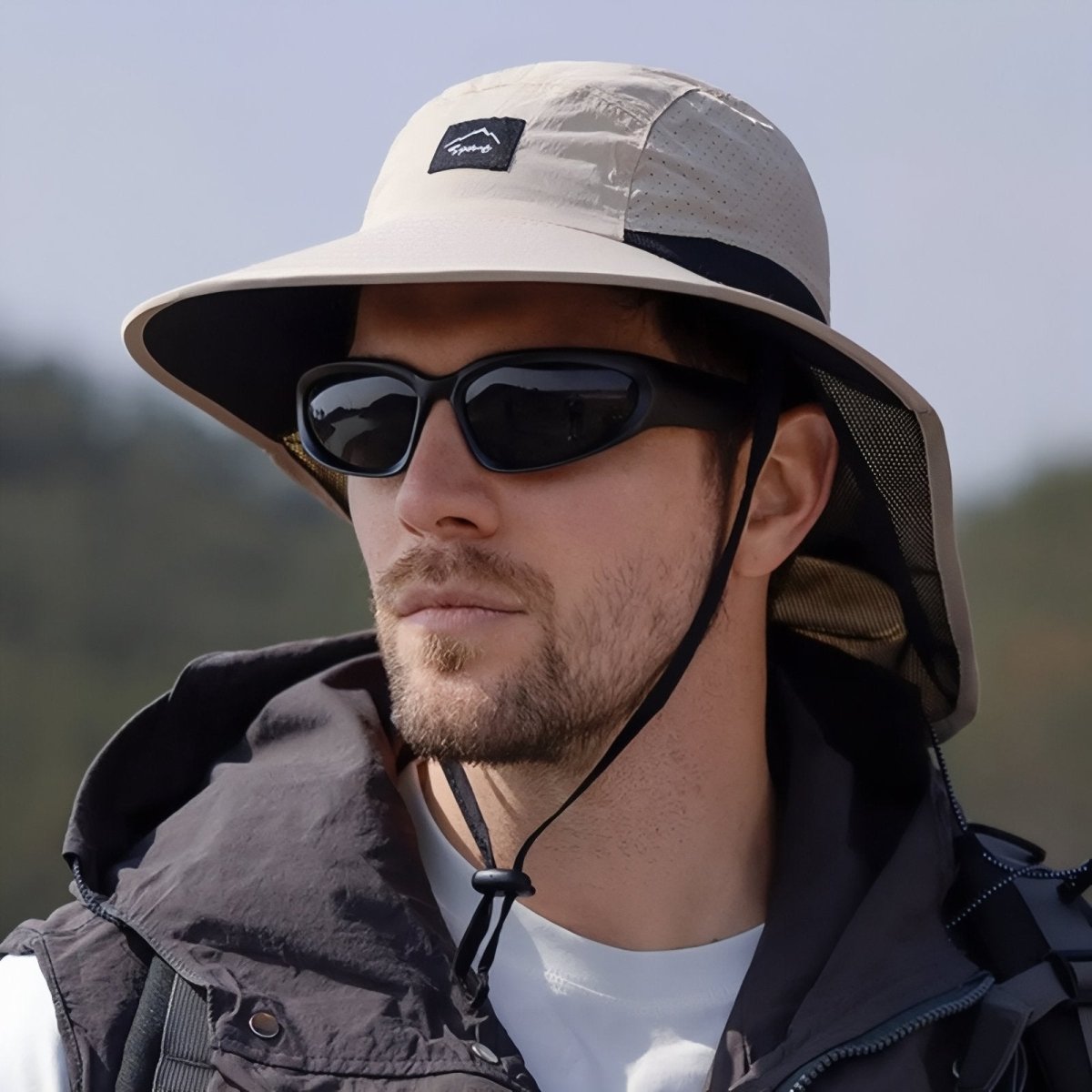 Cappello da trekking leggero e traspirante — Tesa larga e protezione integrata per il collo