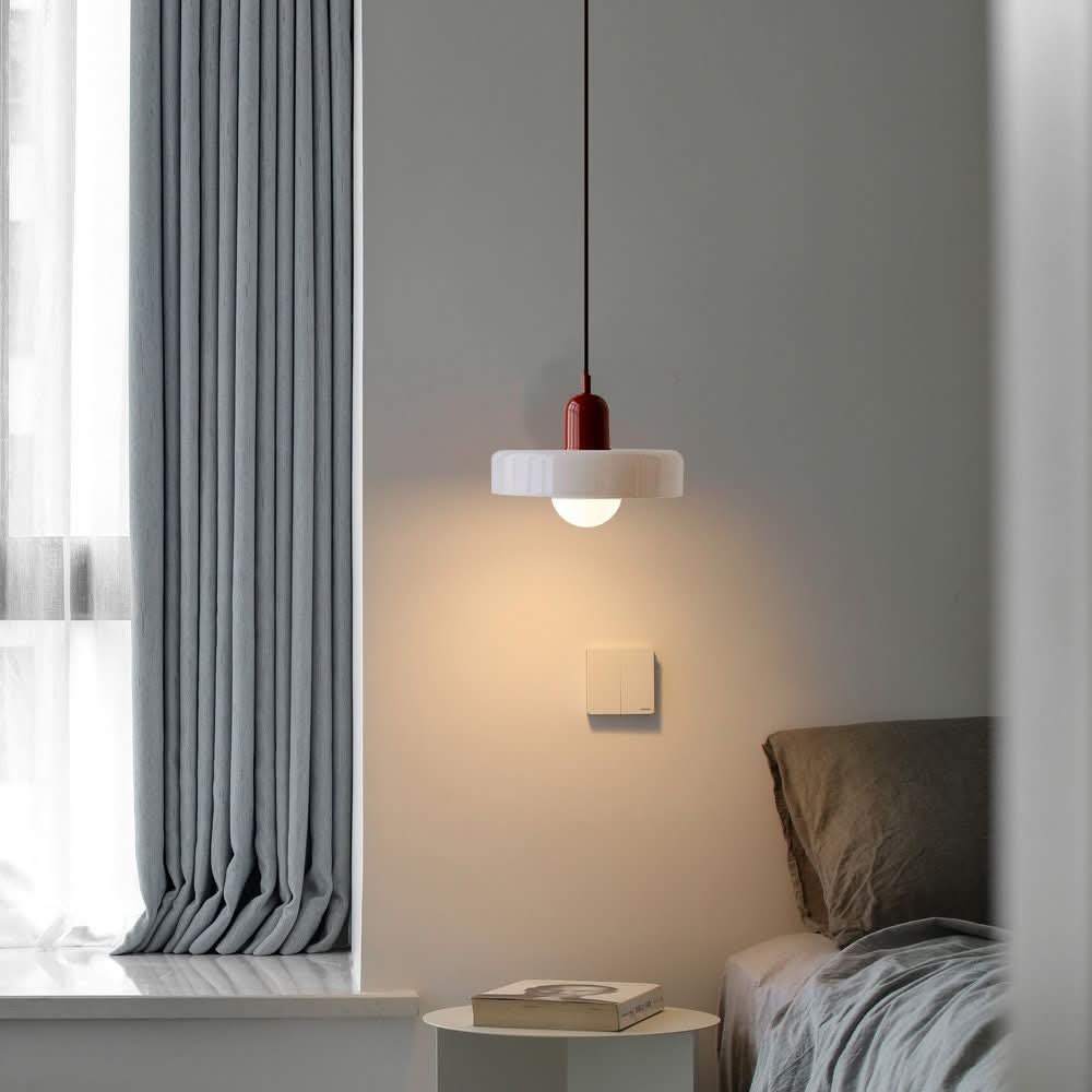 Lampa wisząca Bauhaus — kolorowy szklany klosz, regulowane zawieszenie