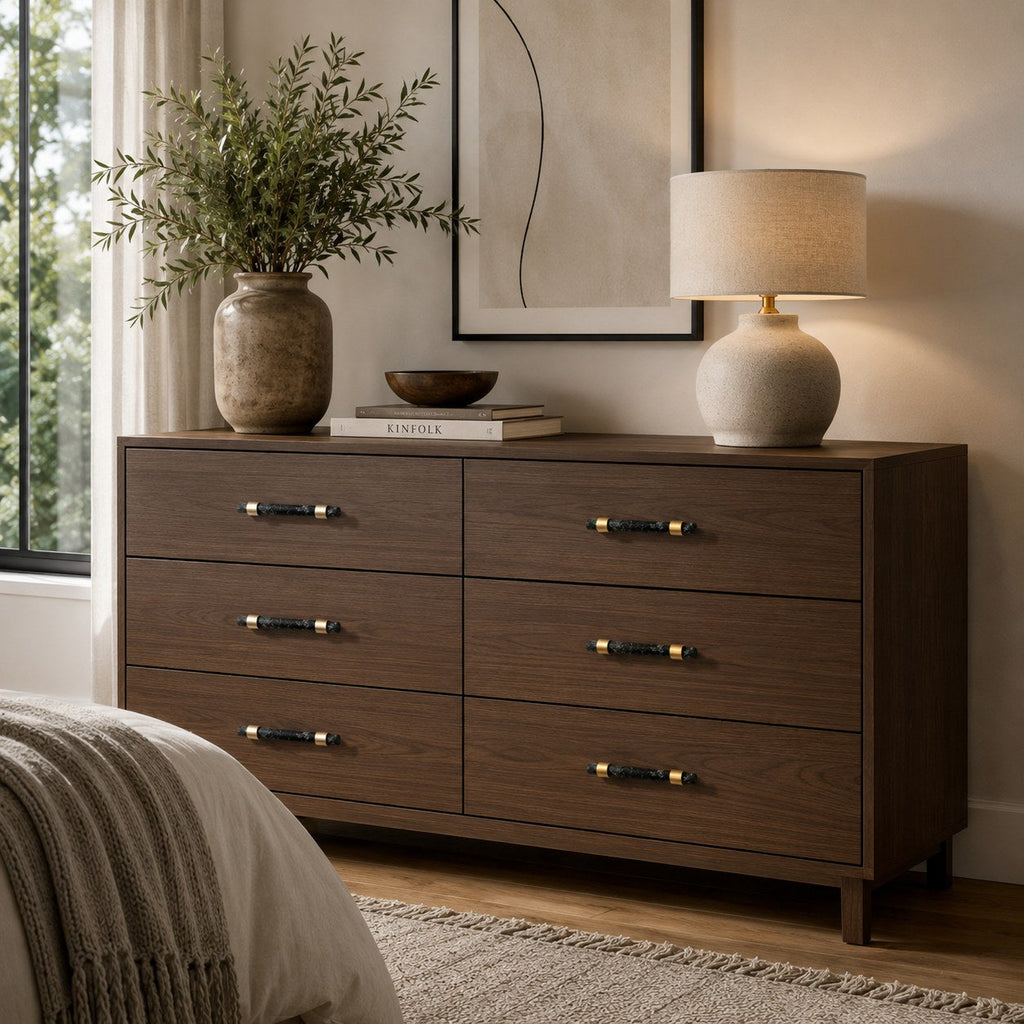 Set med moderna skåpsknoppar och lådhandtag i marmor och mässing — ergonomisk design