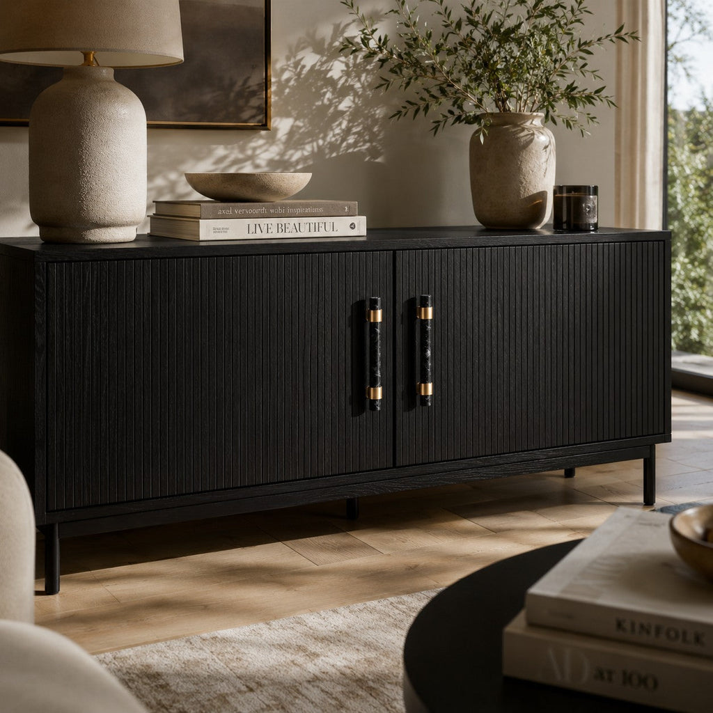 Set med moderna skåpsknoppar och lådhandtag i marmor och mässing — ergonomisk design