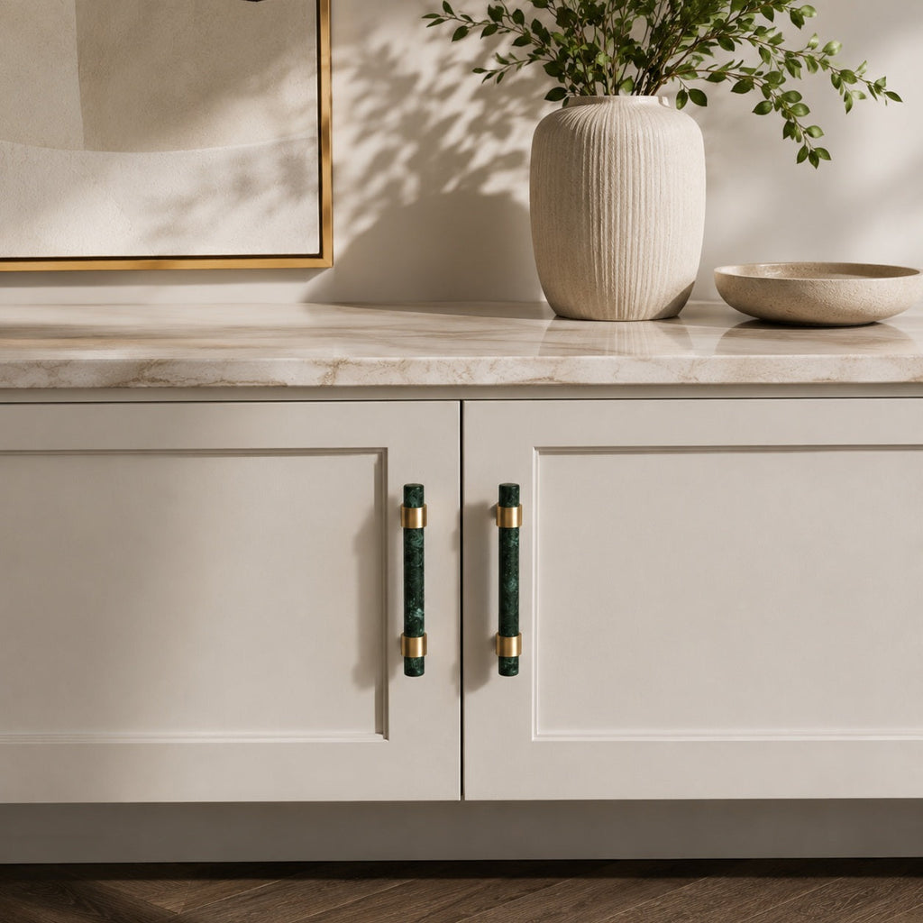 Set med moderna skåpsknoppar och lådhandtag i marmor och mässing — ergonomisk design