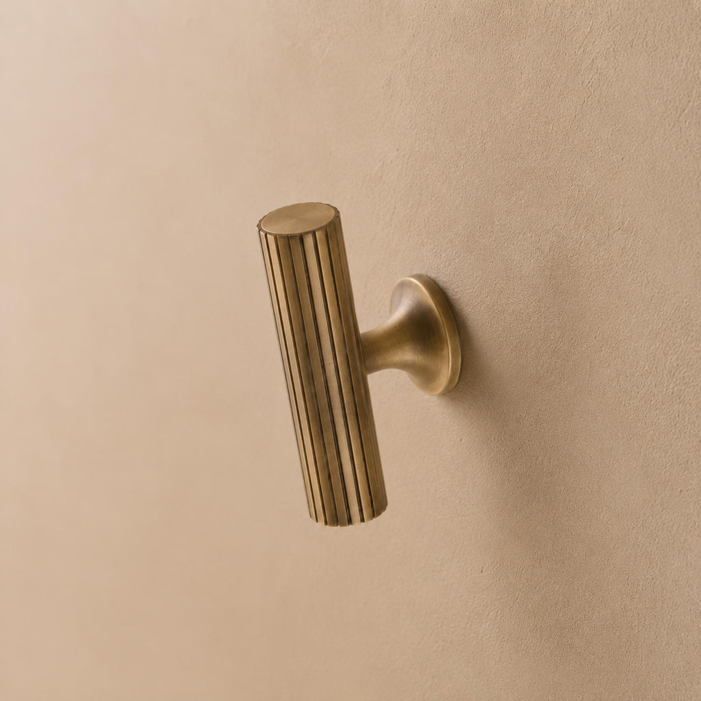 Beschlagset aus Messing mit antiker Oberfläche – Moderne Kollektion von Metallbeschlägen