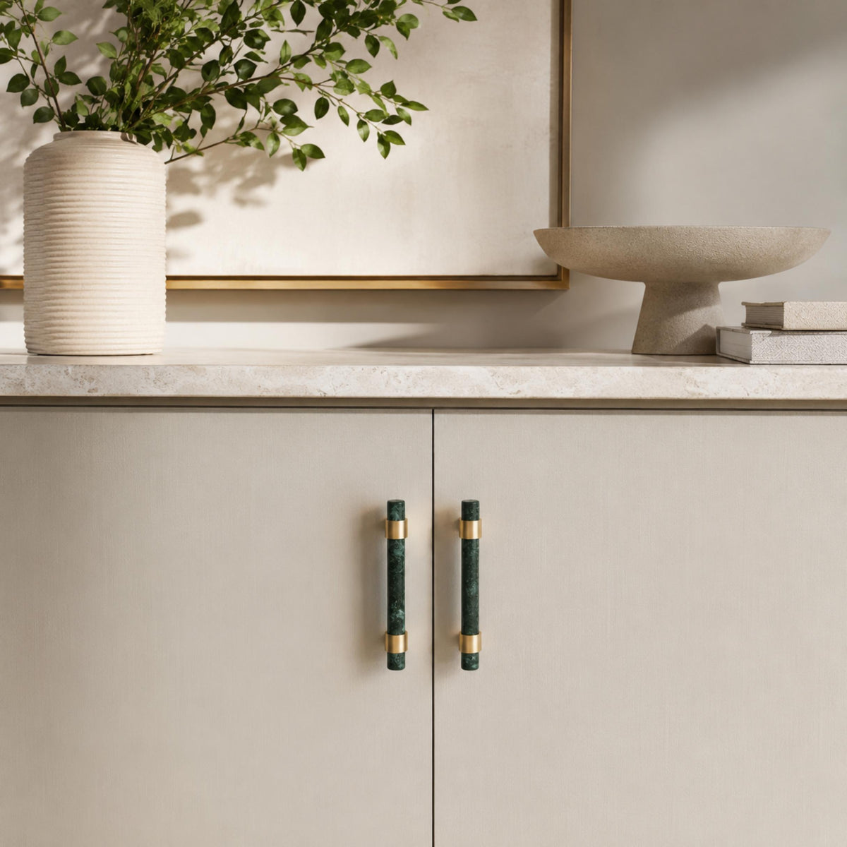 Set med moderna skåpsknoppar och lådhandtag i marmor och mässing — ergonomisk design
