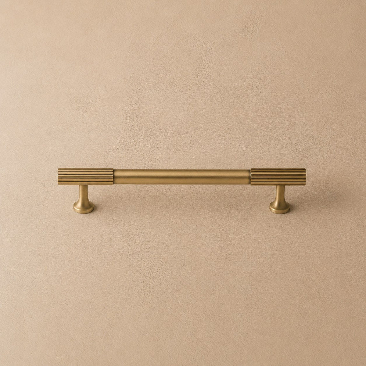 Beschlagset aus Messing mit antiker Oberfläche – Moderne Kollektion von Metallbeschlägen