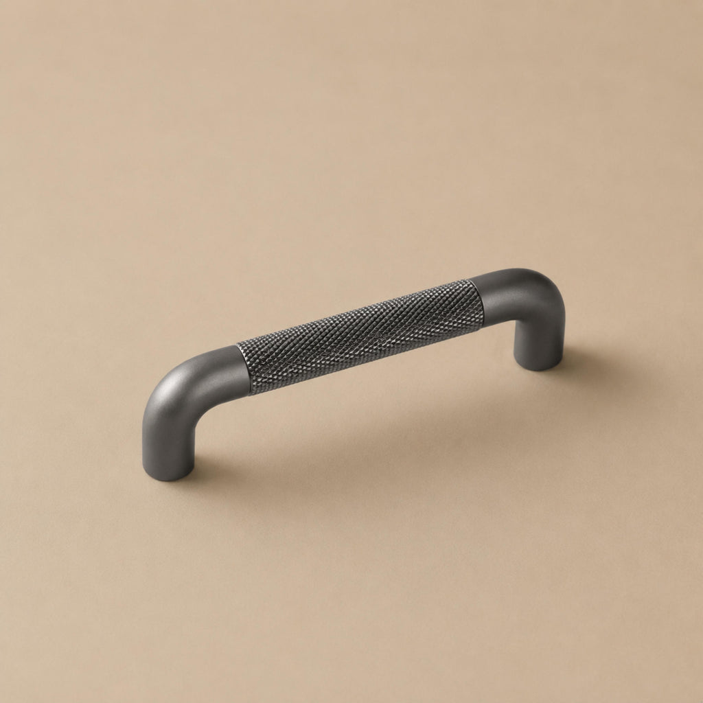 Set med moderna räfflade skåpshandtag och knoppar — slitstarka metallbeslag, texturerad greppdesign