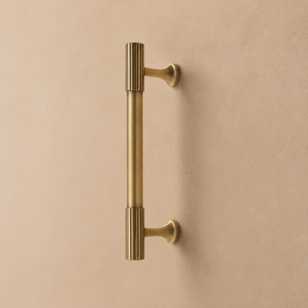 Beschlagset aus Messing mit antiker Oberfläche – Moderne Kollektion von Metallbeschlägen