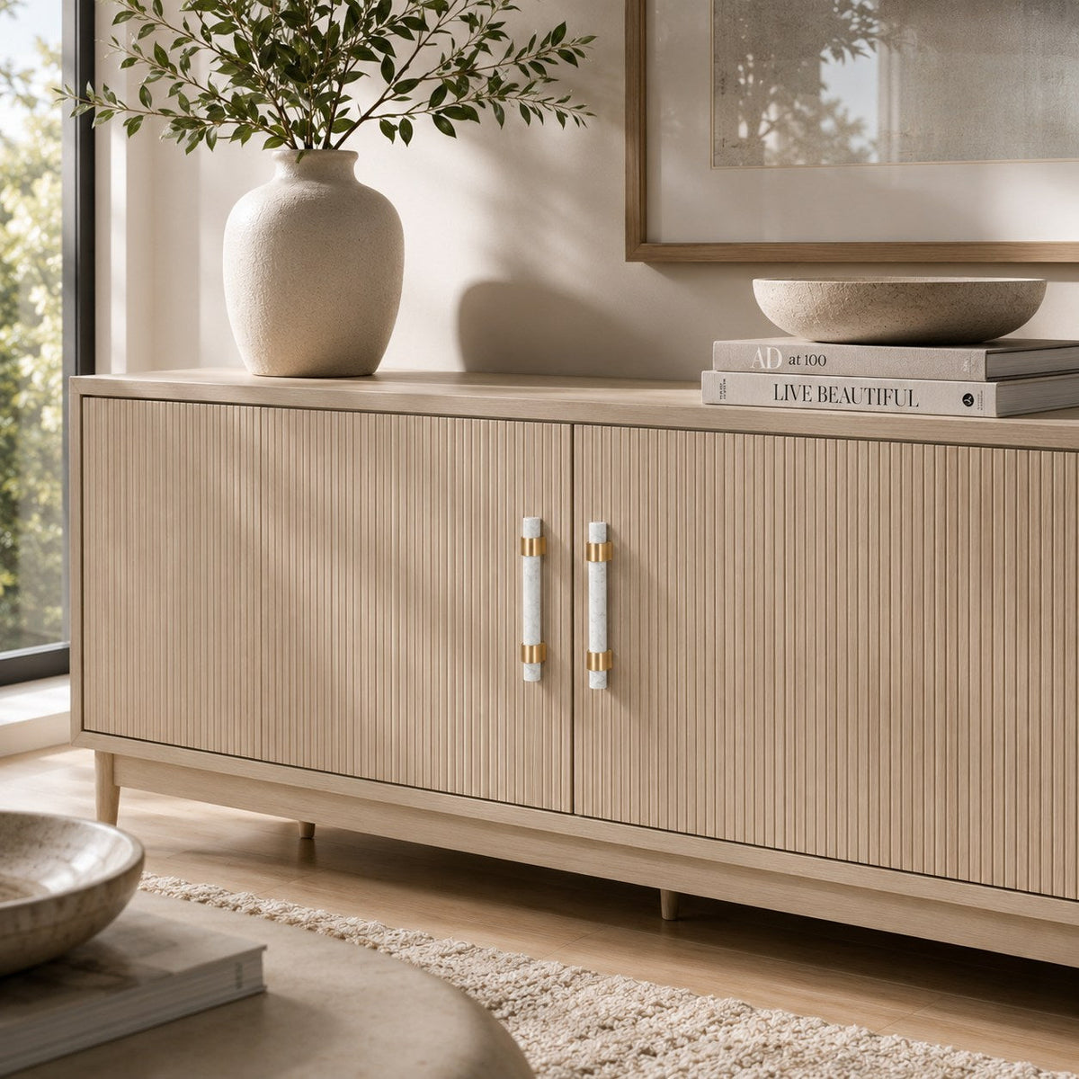 Set med moderna skåpsknoppar och lådhandtag i marmor och mässing — ergonomisk design
