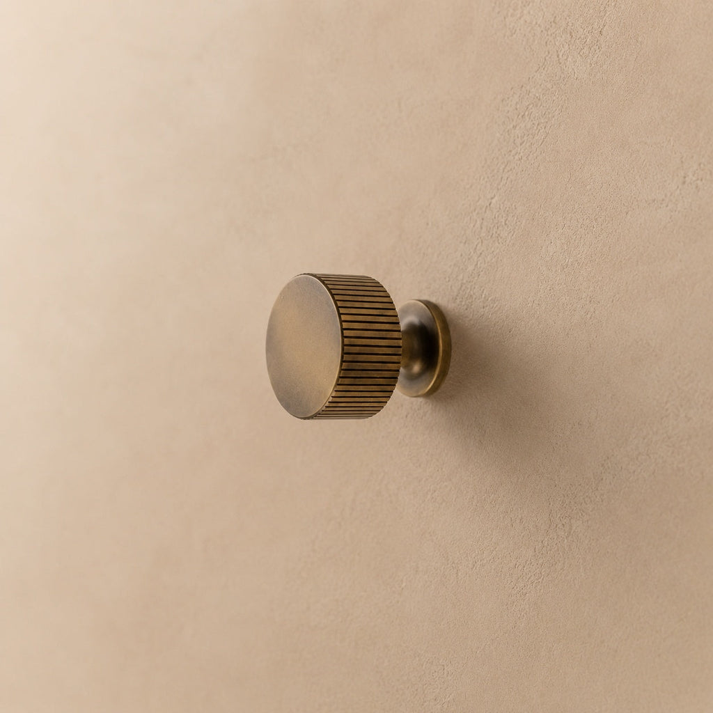 Beschlagset aus Messing mit antiker Oberfläche – Moderne Kollektion von Metallbeschlägen