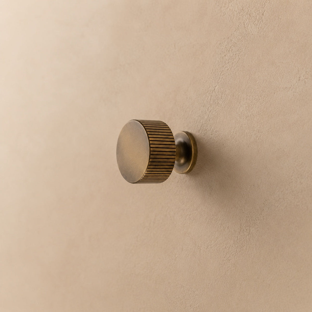 Beschlagset aus Messing mit antiker Oberfläche – Moderne Kollektion von Metallbeschlägen